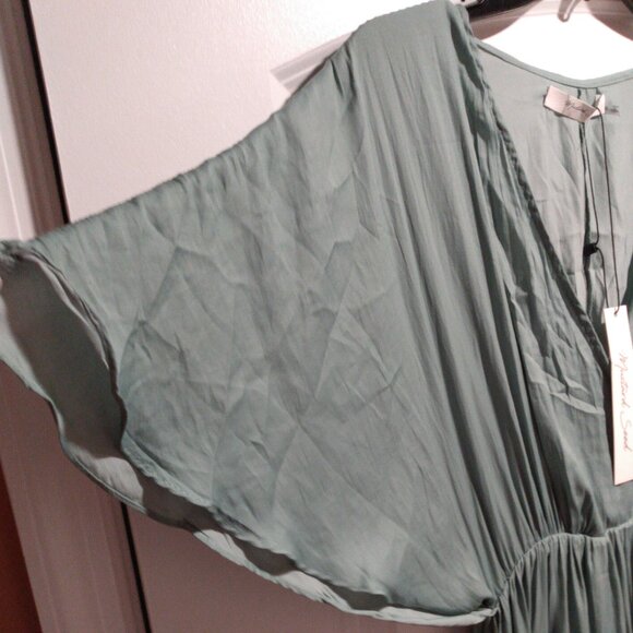 Flowy Green Maternity Photoshoot Dress - Picture 3 of 5